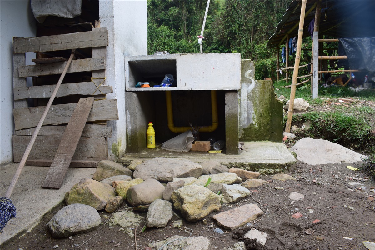 El lavadero no fue instalado al momento de la construcción de la vivienda y nunca se terminó el piso de esta zona.